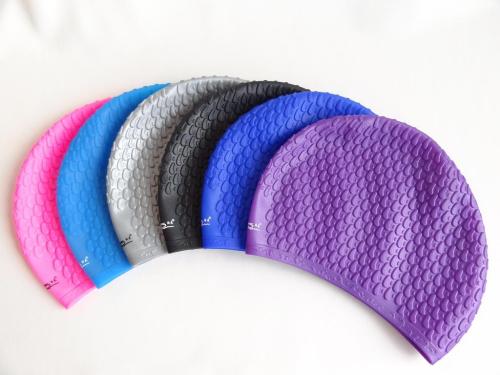 游泳戴硅膠的好還是布的好，硅膠泳帽和布泳帽哪個更舒服？